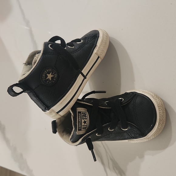 Converse Toddler Size 5 Leather Shoes - Picture 2 of 3